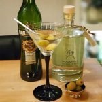 En Dirty Dry Martini med oliven, olivenkraft, Woodhill Gin og Noilly Prat.