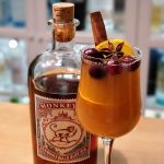 gin-drinker jul drinker. Varm Sloe Gin med appelsin- og eplejuice