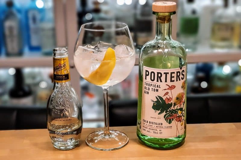 Gin-Tonic med Porters Tropical Old Tom Gin og mango er en av våre forslag til vårlige gin-drinker