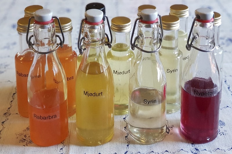 Hjemmelaget sirup av rabarbra, mjødurt, nyperose og syrin lage selv cocktailsirup