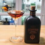 Martina med Copperhead Black Batch Gin