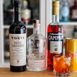 Soloroni - Negroni med Solo, Bilde av ingrediensene, campari TOsti Vermut og Bareksgen Double Gin sammen med Solo.