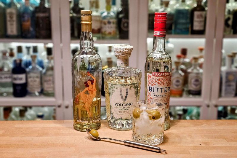 Hvit Negroni med Volcano Etna Dirty Gin. oppskrifter med vinterens nye gin