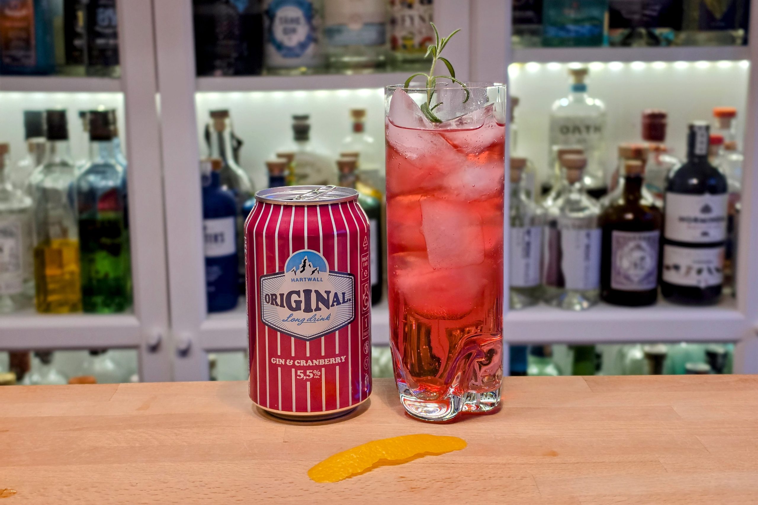 Hartwall Original Long Drink Cranberry med garnityr