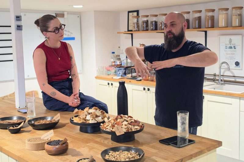 Alexa og Phil på laboratoriet hos Hayman's. Historien om Hayman's.