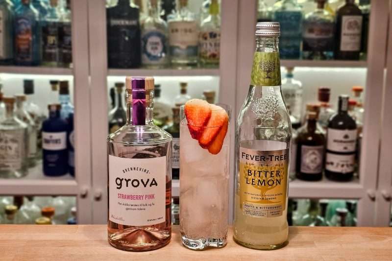Brennevinsgrova Strawberry Pink Gin med Bitter Lemon