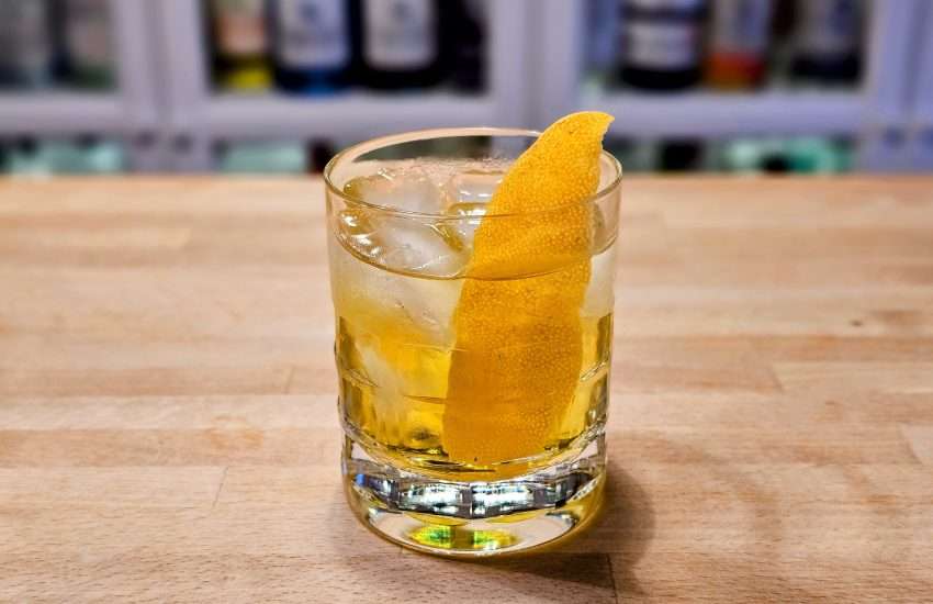 Gul Negroni. Yellow Negroni.